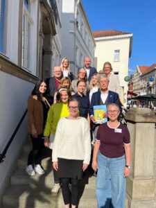 Gruppenfoto bei der Spendenübergabe der Kinderuni 24/25 auf einer Treppe